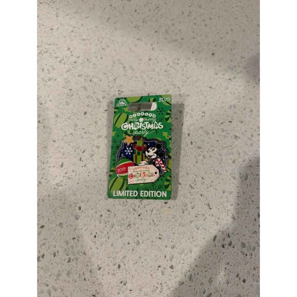 Disney MICKEY'S VERY MERRY‎ CHRISTMAS PARTY 2019 Mickey Presents Pin
